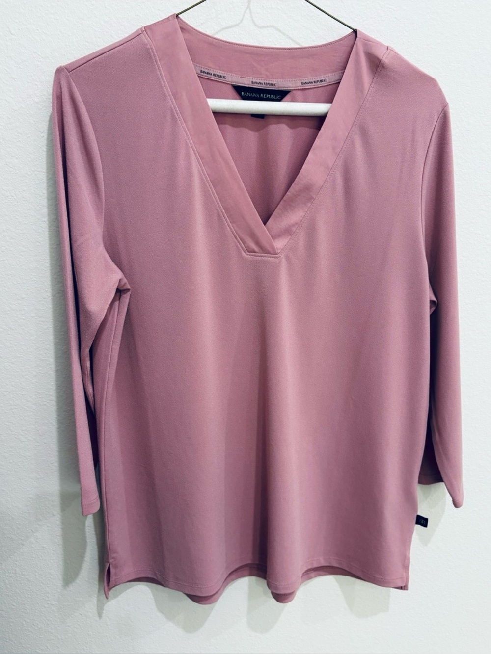 NWOT Banana Republic V-Neck Blouse 3/4 Sleeve Pink Mauve Satin Trim Stretch SM